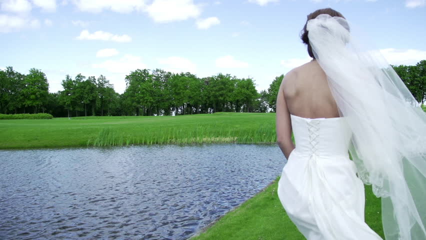 Video windy wedding dress