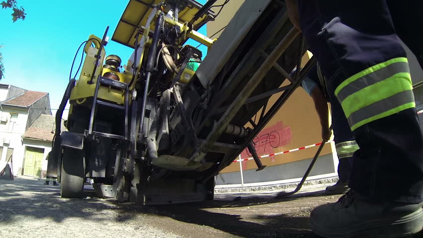 milling-machine-removing-an-old-pavement-layers-at-full-depth-road