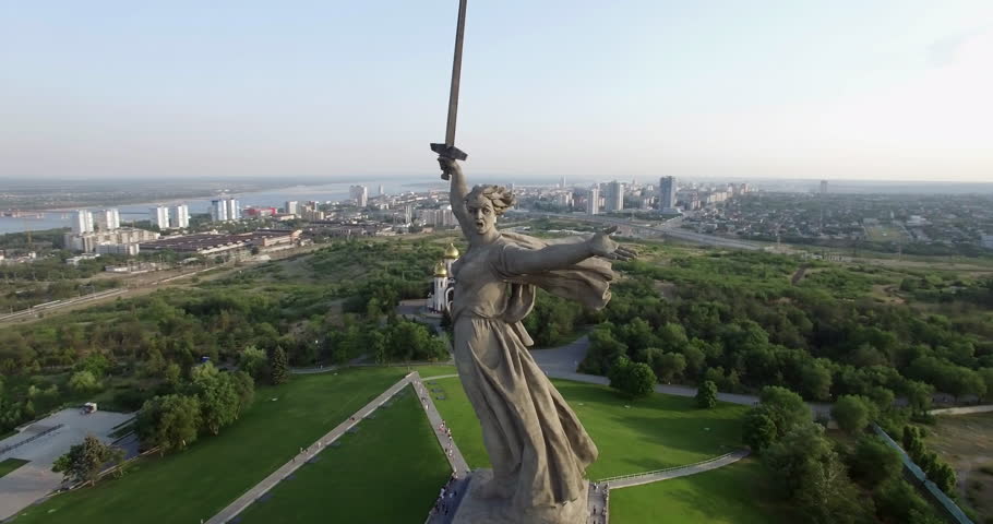 Волгоград мамаев курган видео. Волгоград Мамаев Курган с Волги. Сталинград сверху Мамаев Курган. Вид с Мамаева Кургана Волгоград. Вид на Волгу с Мамаева Кургана в Волгограде.