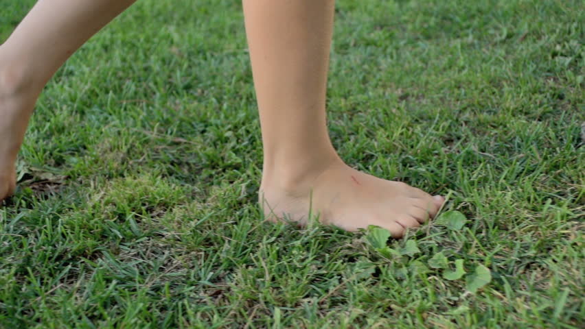 Slow Motion Shot Of A Child's Bare Feet Walking Over Green Grass Stock ...